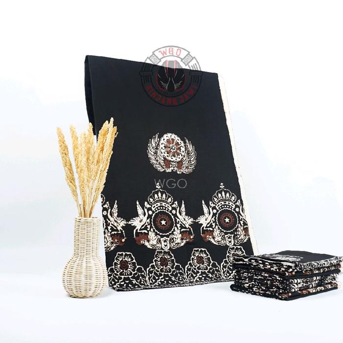 Batik Latar hitam motif Cokro manyura Tumpal peksi mustoko