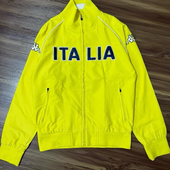 Kappa Tracktop Italia Vintage - Jaket Olahraga Kuning dengan Logo ITALIA dan Desain Retro