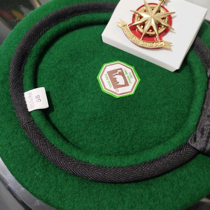 Baret bekang dan emblem dasar akrilik mika