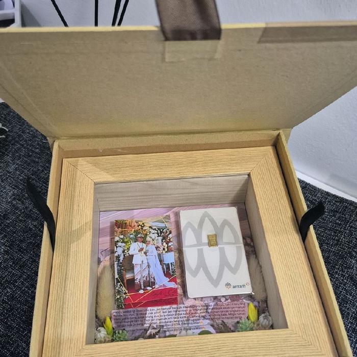 Gift Frame for wedding dengan emas logam mulia