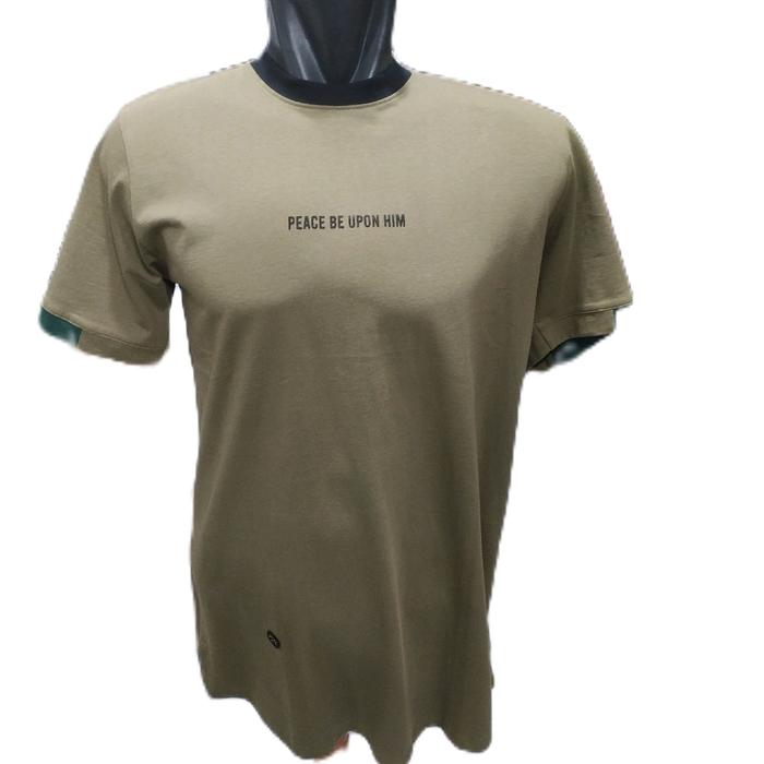 Leafy Kaos Pria Warna Hijau Tua dengan Tulisan 'PEACE BE UPON HIM' - Bahan Nyaman dan Desain Sederha