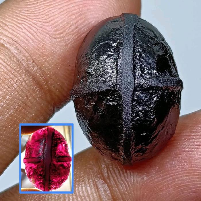 Batu Wulung Hitam Tapak Jalak , Di Senter Tembus Ungu