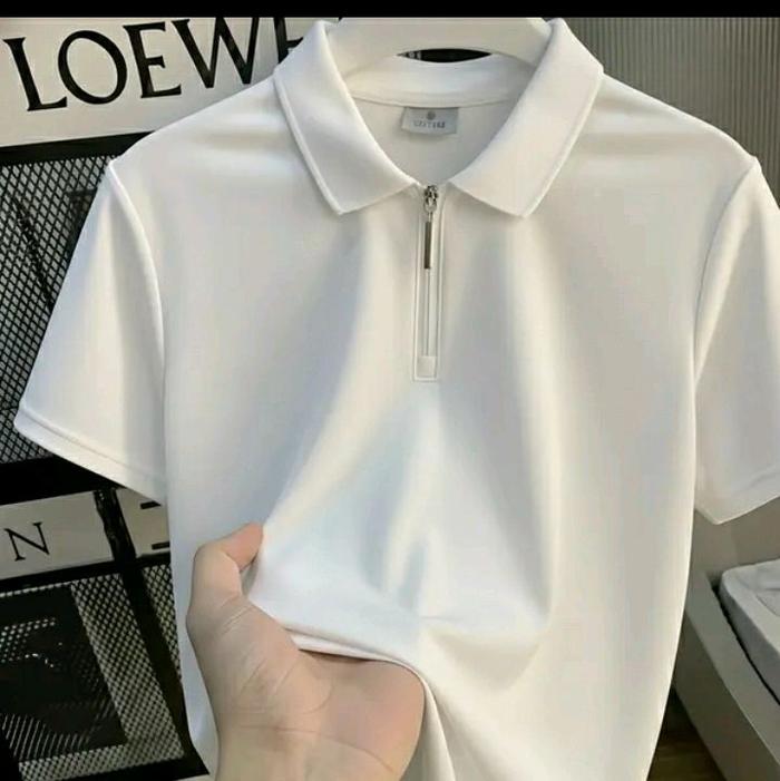 LOEWE Polo Shirt Putih dengan Resleting Depan untuk Pria
