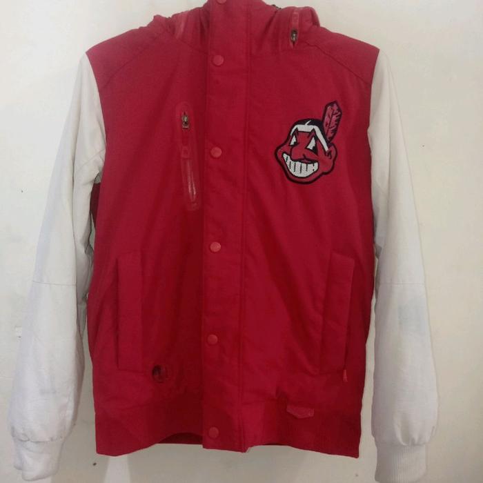Jaket MLB Indians Cleveland Merah dengan Logo Khas dan Desain Nyaman untuk Pengguna
