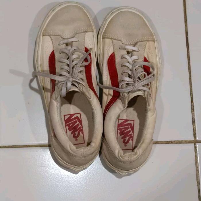 Vans Sepatu Sneakers Santai Putih dengan Detail Merah untuk Gaya Kasual