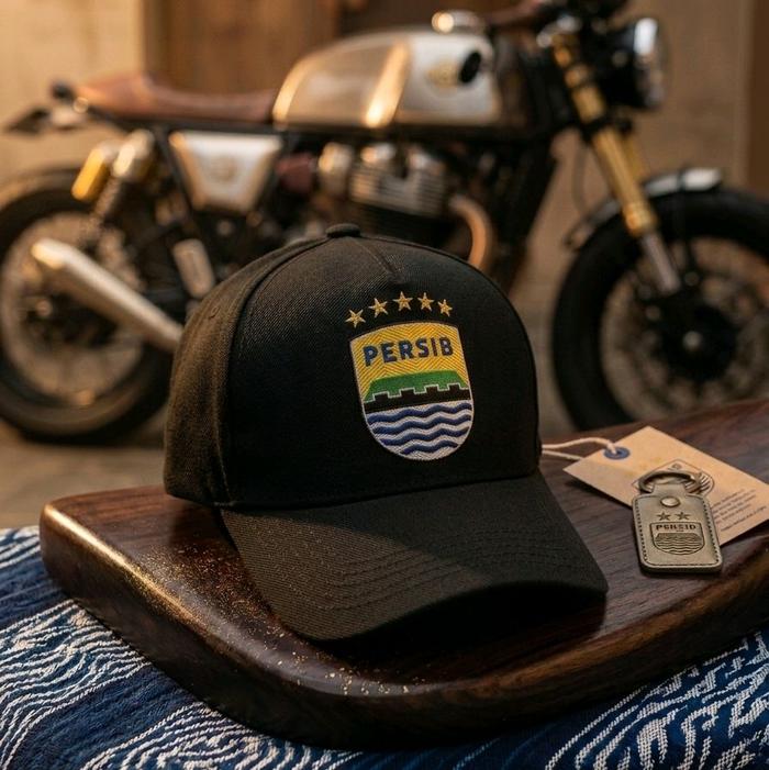 Topi baseball dengan path 3D glow in the dark