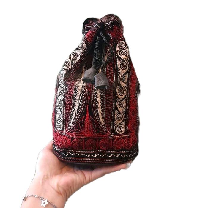 Tas Serut Beldu Motif Pintu Aceh dengan Desain Etnik dan Warna Merah Klasik