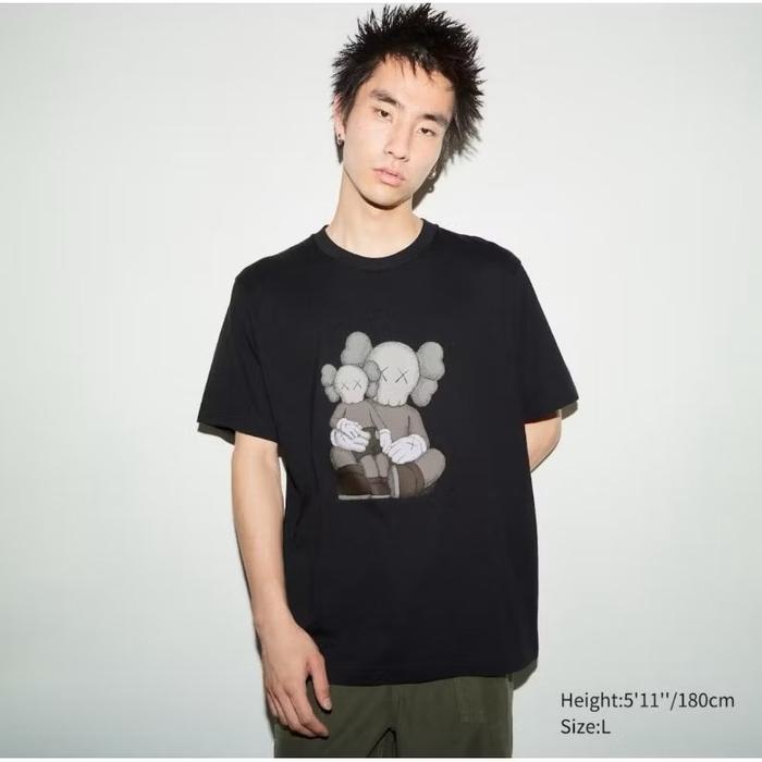 Uniqlo UT Kaws T Shirt New With Tag. Size M hitam Pria Kaos