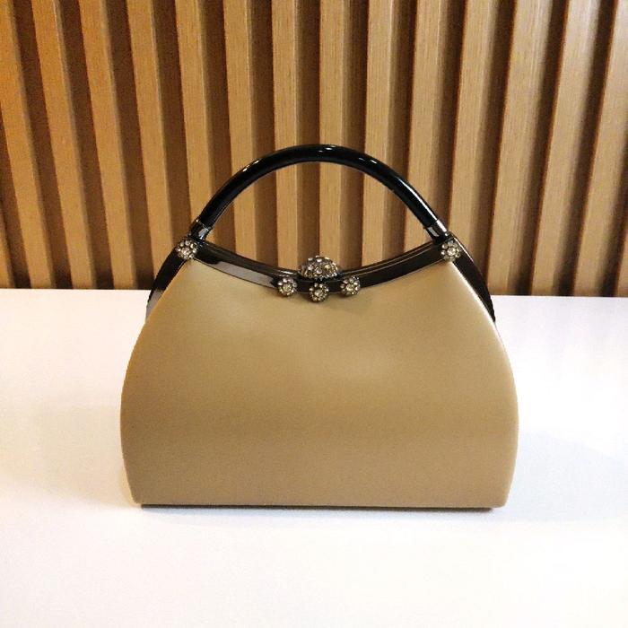 Tas Mini Lorica dengan Desain Elegan dan Tali Hitam untuk Tampilan Modern