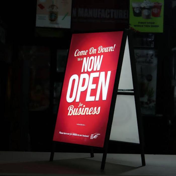 Safitiri (Bisa Custom)Standing Banner Besi Led 2 Sisi Bolak Balik Anti Karat Dengan Lampu Led Tingg