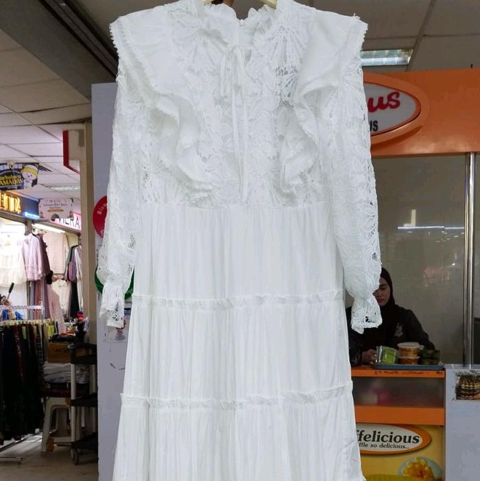 Lafreya Gamis Orian Khusus Putih Dengan Detail Renda dan Lengan Panjang untuk Tampilan Mewah