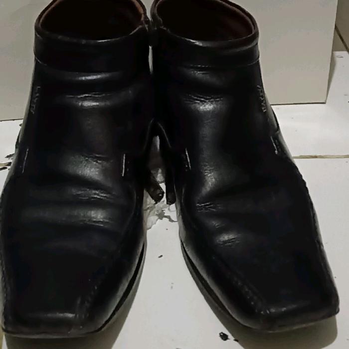 Sepatu Boots Pria Hitam Bally Preloved dengan Desain Elegan dan Nyaman untuk Penggunaan Sehari-hari