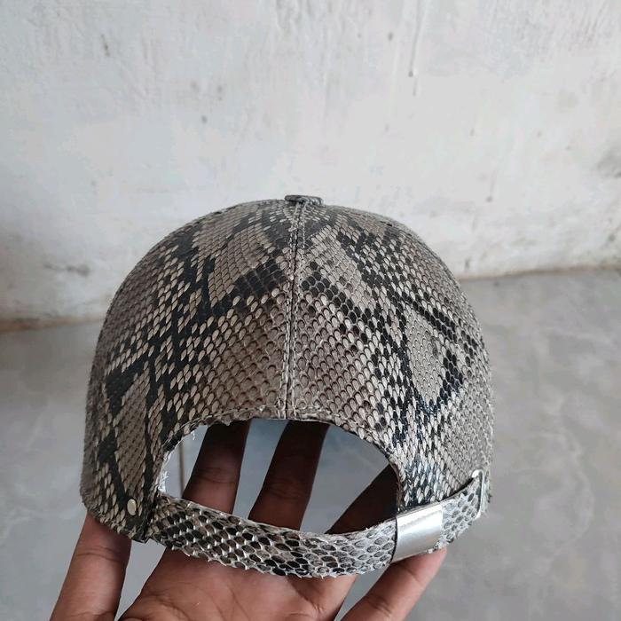 Topi Kulit Ular Python Asli - Desain Eksklusif dengan Pola Ular Python yang Menarik