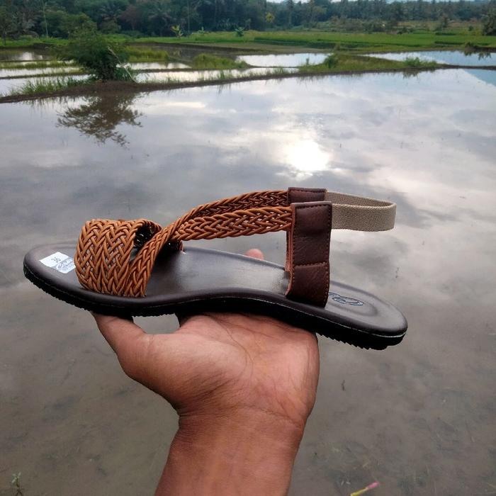 Corlis Sandal Wanita Corlis dengan Desain Tali Anyaman Cokelat dan Sol Nyaman untuk Kegiatan Harian