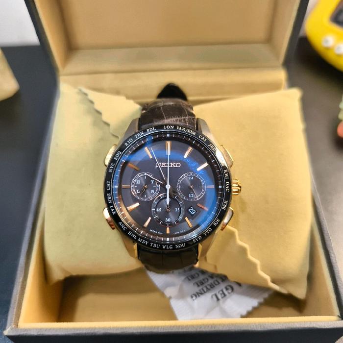 Seiko Jam Tangan Pria Chronograph dengan Tali Kulit Hitam dan Dial Biru