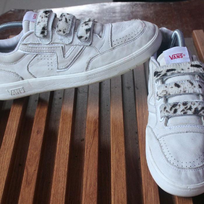 Sepatu sneaker keren  velcrow  " Vans" Upper kulit asli  outsole keras kokoh.Size 41,insole 265 . ka