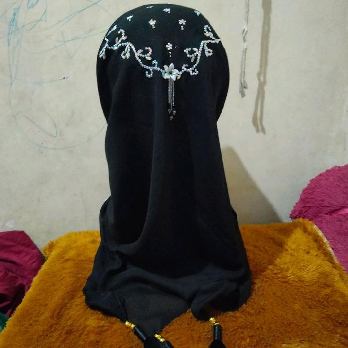 Hijab Swarovqueen Permata Ratu Bunga dengan Tasel Sultan Motif Elegan dan Desain Mewah