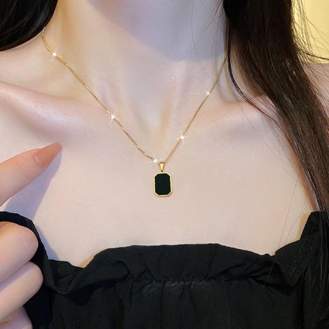 Kalung Titanium Wanita Liontin Kotak Hitam Geometris Elegan Fashion Korean Style Antikarat Pastinya 