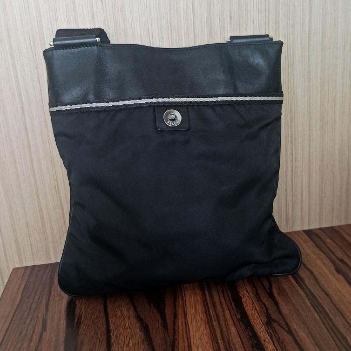 Bally Tas Sling Bag Pria Preloved Hitam dengan Desain Elegan dan Fungsional