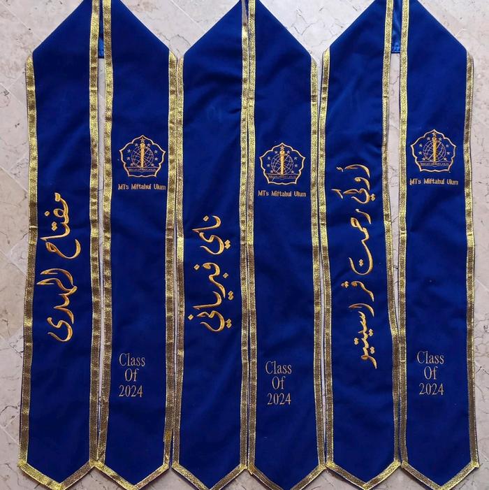 Selempang Bordir wisuda, sidang, warna biru, font arab