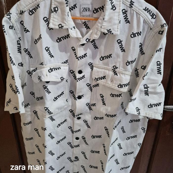 Zara Man Kemeja Pria Putih dengan Pola Logo dnwr Desain Casual dan Nyaman untuk Sehari-hari