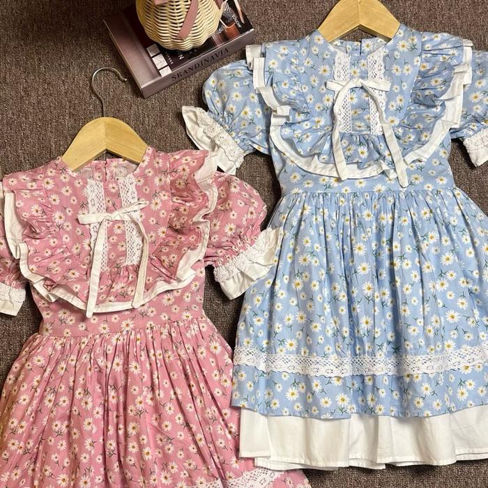 Azeni Dress Gaun Anak Nuansa Manis Elegan Warna Blue Pink Motif Bunga Daisy Ruffle Pita Renda Lengan