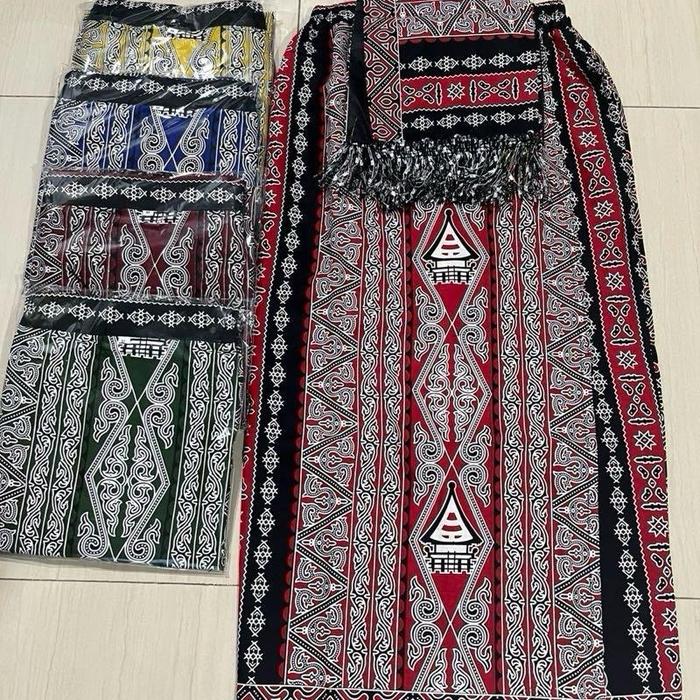 Rok Katun dan selendang rumah adat Wanita Panjang Dewasa