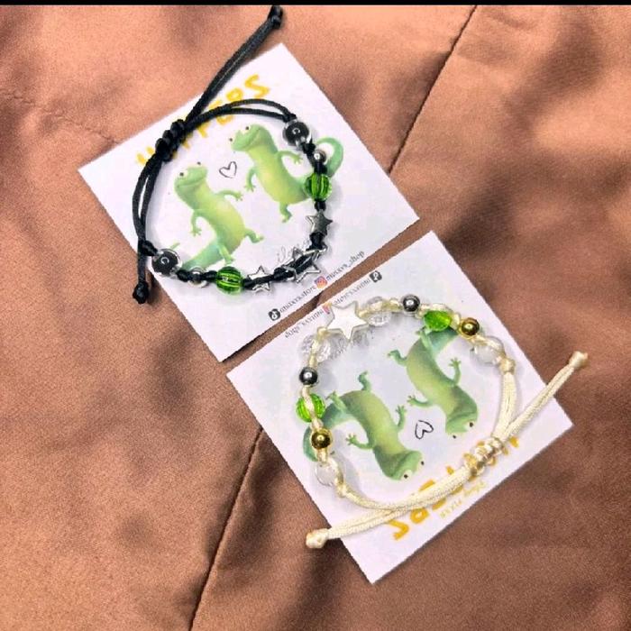 Hoppers Charm Bracelet Set dengan Kotak Gratis dan Stiker Motif Kadal Hijau untuk Hadiah