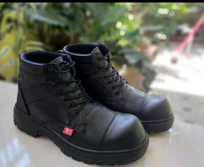 sepatu boots pria ujung besi safety shoes man shoes 2 varian warna hitam coklat sepatu boots pria ku