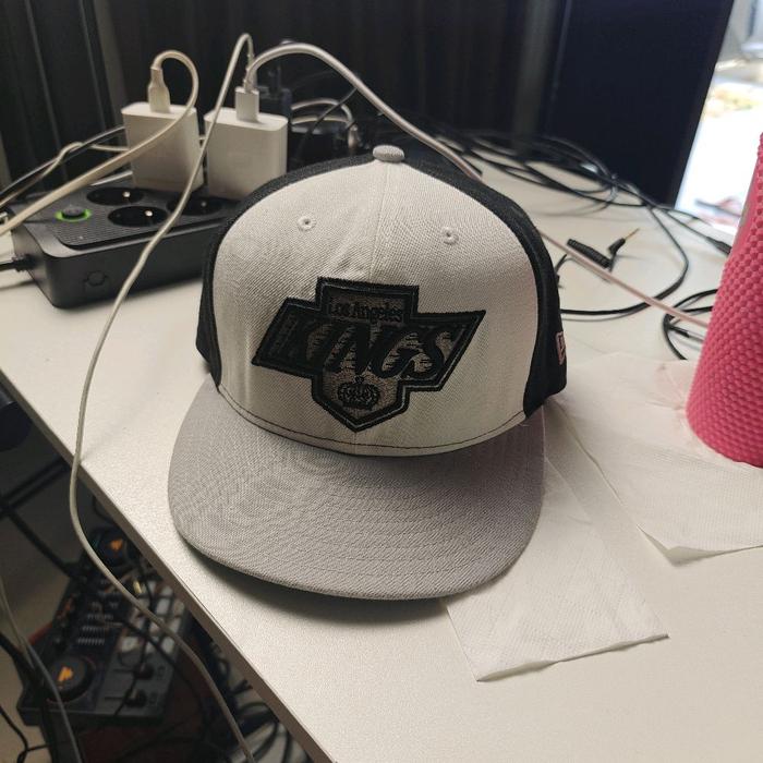 Topi Los Angeles Kings Snapback Hitam Putih dengan Logo Besar dan Desain Klasik untuk Pria dan Wanit