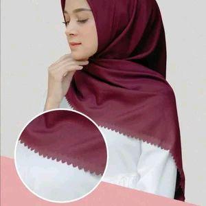 Shinar Hijab Segiempat Glamour Laser Cut Warna Bulgandi 110x110 cm Bahan Katun Eksimer Lembut Adem N