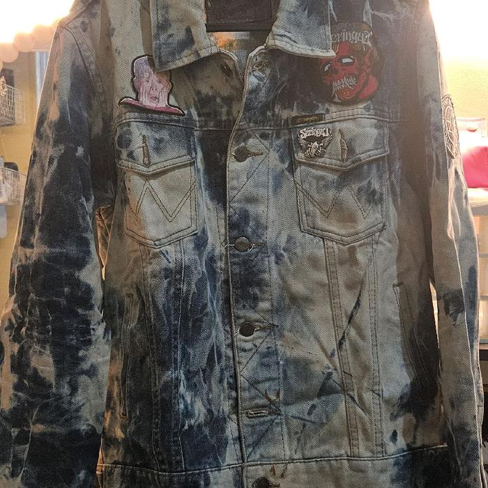 Wrangler Jaket Jeans Washed Original Patch Seringai Size M untuk Pengguna dengan Desain Unik dan War