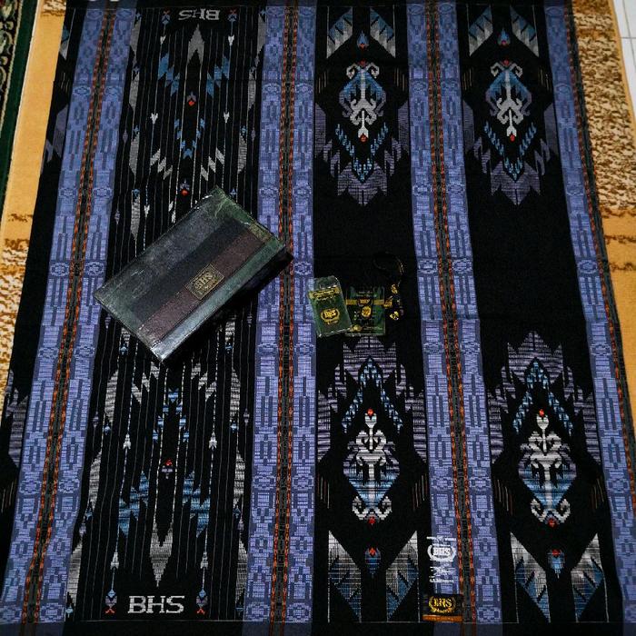 SARUNG BHS FULLSUTRA SECOND LIKE NEW WARNA DASAR HITAM PEKAT KOMBINASI BIRU KONDISI 98,9% KELENGKAPA