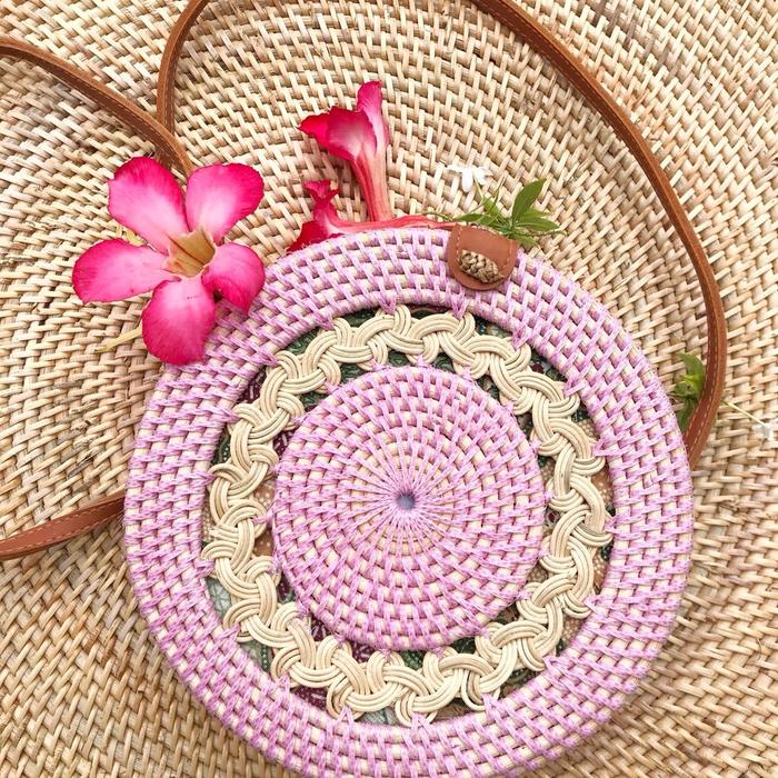 Tas Rotan bulat khas Lombok Wanita