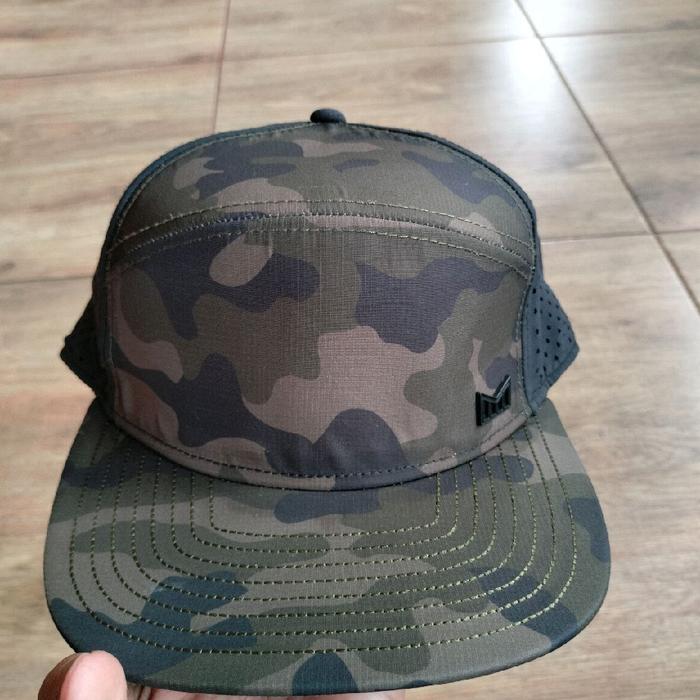 Topi Melin Hydro Camo dengan Desain Camouflage dan Detail Jahitan yang Rapi untuk Gaya Anda