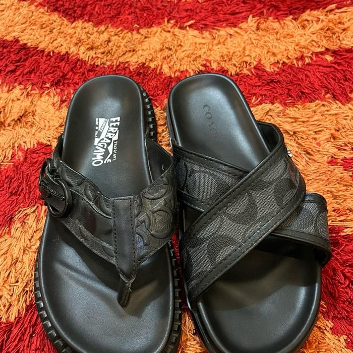 Ferragamo Sandal Hitam dengan Desain Logo Elegan dan Tali Adjustable untuk Kenyamanan Optimal