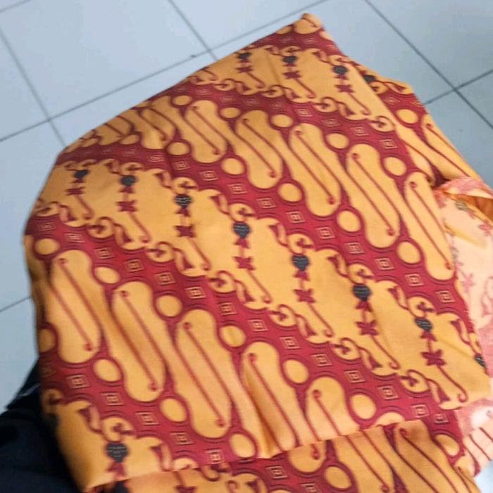 kain jarik atau sinjang khas wanita sunda dan budaya sunda