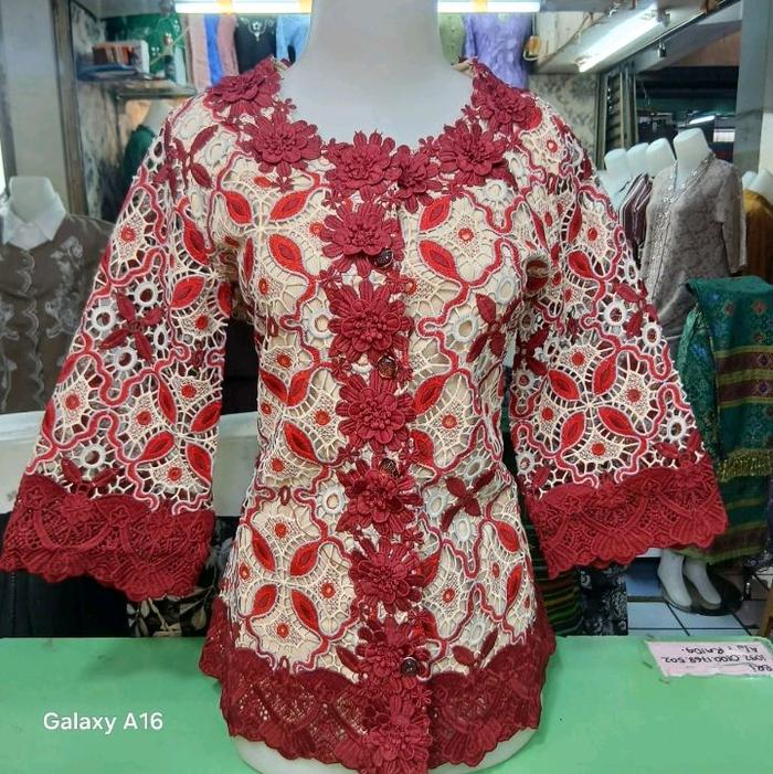 Blus Brokat Laurent Kombinasi Bunga Timbul