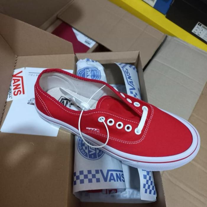 Vans  Authentic Sepatu Sneakers Merah Classic Style dengan Tali Putih dan Desain Checkered Kualitas 