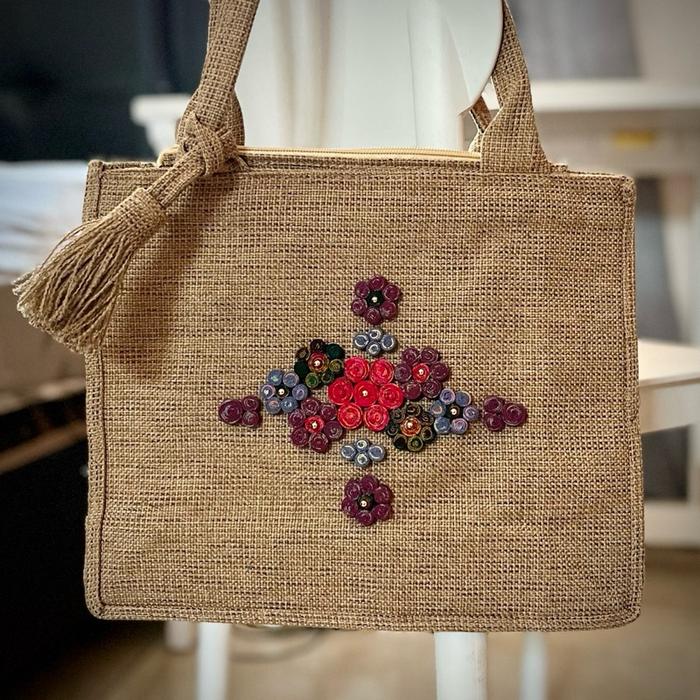 Ayaskara Tas Kain Goni "Magnolia red" - dengan hiasan bunga gulungan batik dominasi warna merah deng