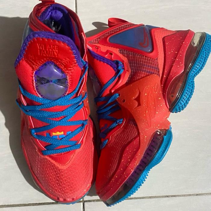 Sepatu Basket Lebron 19 Merah dengan Desain Nyaman