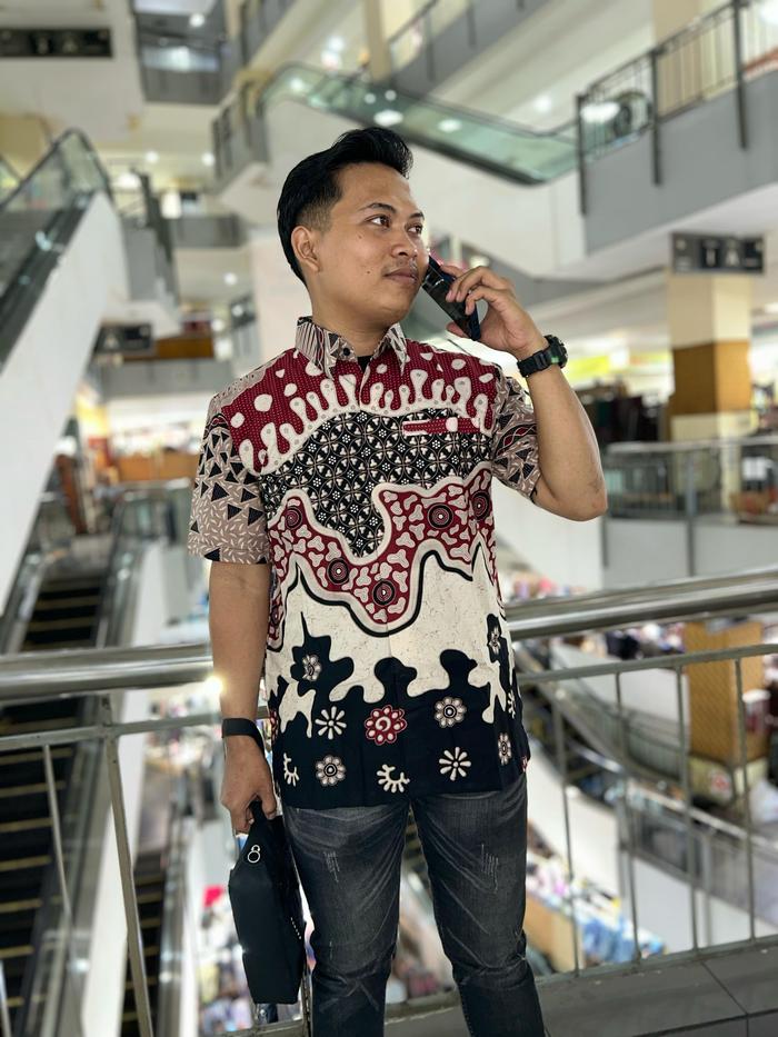 Kemeja Qistina Batik Pria Lengan Pendek Bahan Katun Motif Kawung Merah Hitam Nyaman