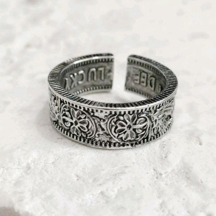 Cincin Pria Wanita Ukiran Lucky Coin SixPence Bahan Logam Alloy Paduan Warna Silver Gaya Retro Ukura