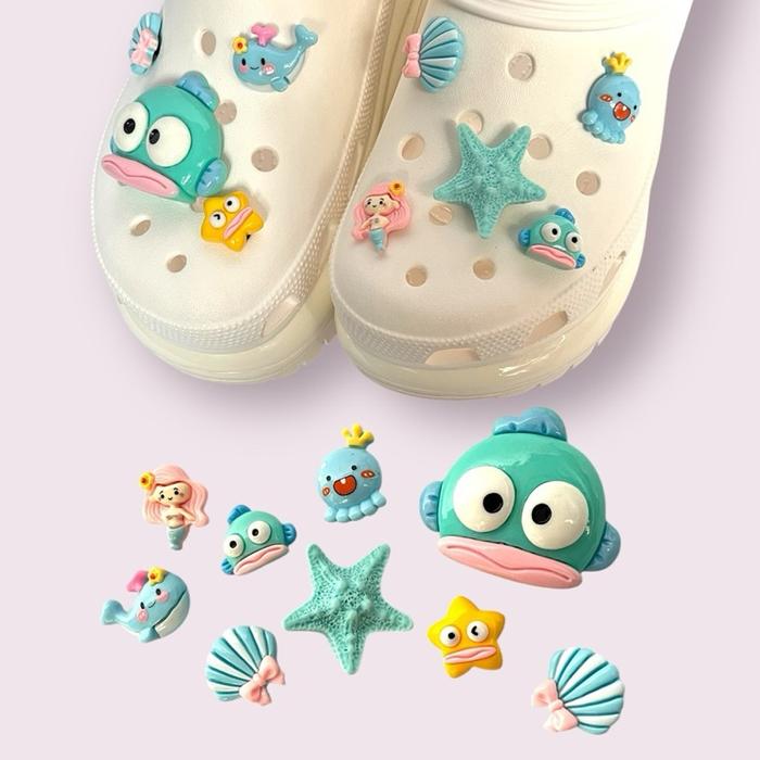TERBARU AKSESORIS SANDAL BAIM JIBBITZ GOLD MEWAH PIN SEPATU CHARM KARAKTER MENARIK LUCU VIRAL KEKINI