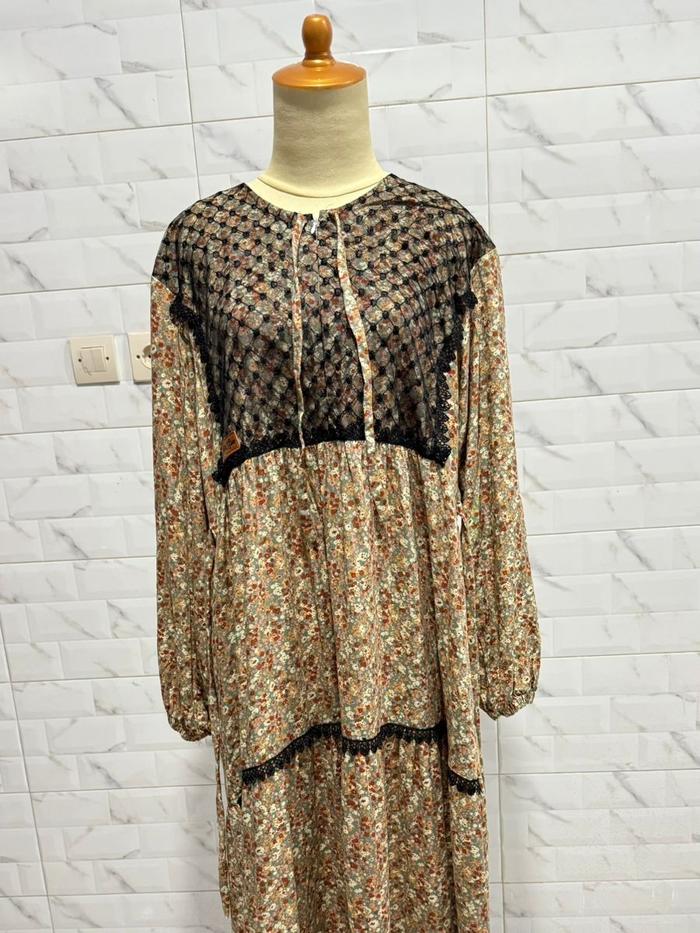Gamis Rayon Bunga Motif Tile Hitam Elegan dengan Bahan Rayon Nyaman untuk Berbagai Kesempatan