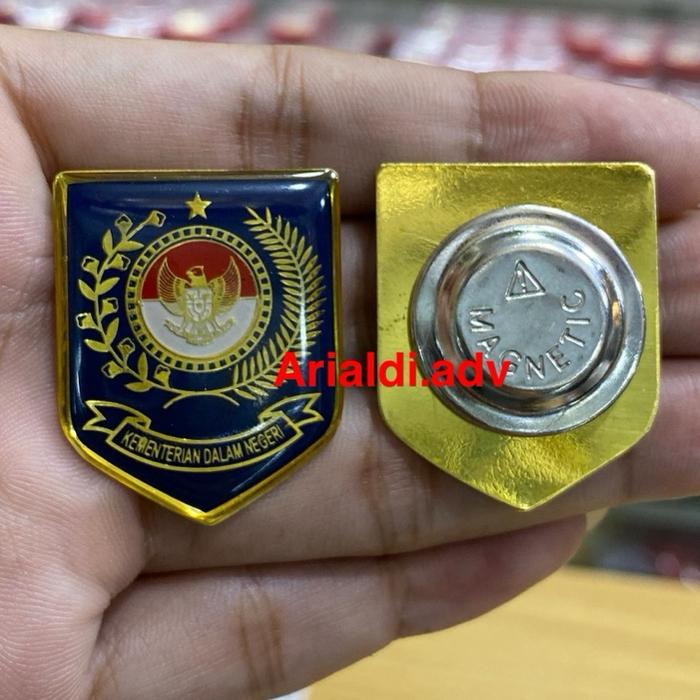 pin kemendagri pin logo kemendagri kuningan magnet