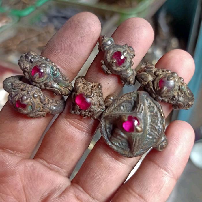 Cincin kuno era maja pahit bahan kuningan