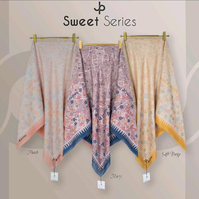 JourneyScarves Sweet Series Hijab Segi 4 Warna Peach Soft Beige Navy dengan Desain Elegan dan Motif 