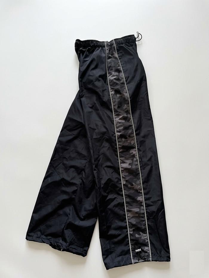SEYUPUR-CELANA SKENA BAGGY CAMO EDGE MOTIF GREY TRACKPANTS REFLEKTIVE