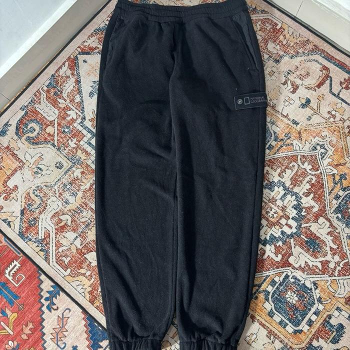 CELANA JOGGER NATIONAL GEOGRAPHIC HITAM